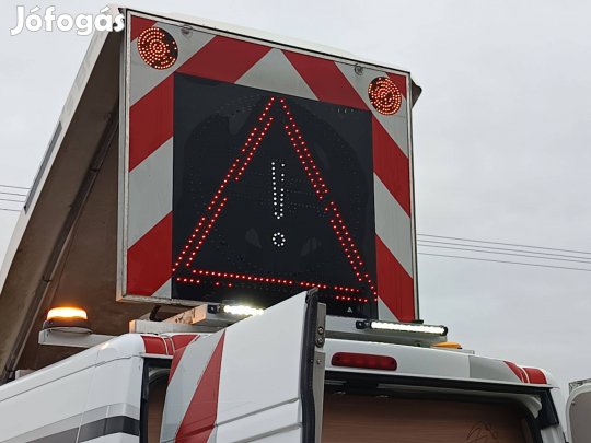 Forgalom terelő tábla elektromos kitolással