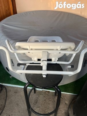 Forgatható furdőszék