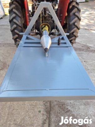 Forgó kúpos fahasító rönkhasító kuglis és méteres fához traktora