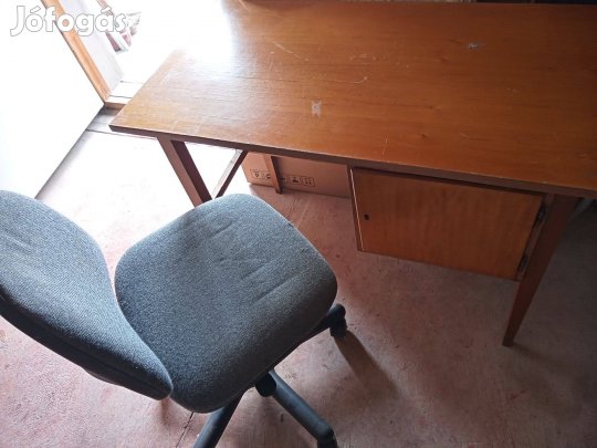 Forgószék ajándék íróasztallal