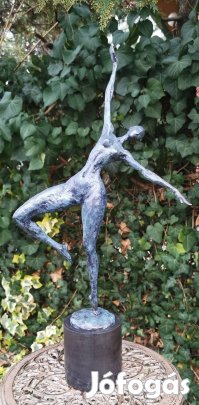 Forma, erő, mozgás - bronz női akt szobor