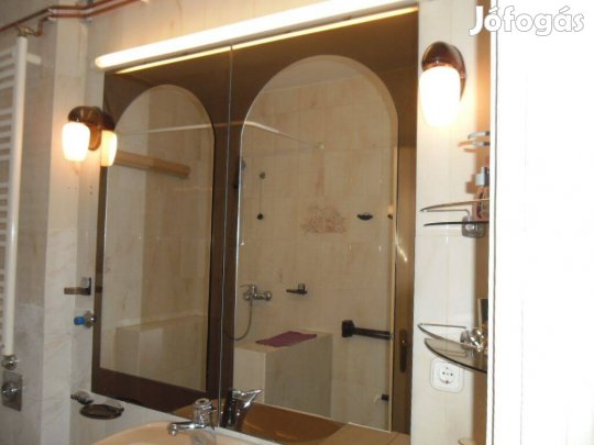 Formatervezett, félköríves ikertükör, füstszínű üveg háttárrel eladó