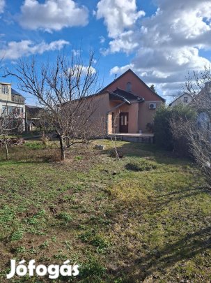 Fót Kisalagon, csendes környéken, kényelmes otthon gazdáját keresi!
