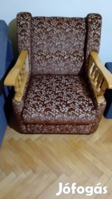 Fotel fa karfával 9000 Ft, konyhaszekrény 10000 Ft