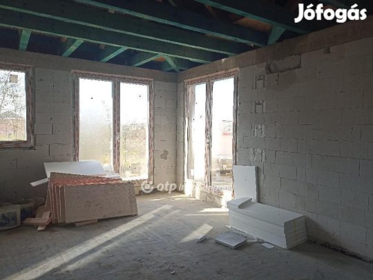 Fóti eladó 108 nm-es ház