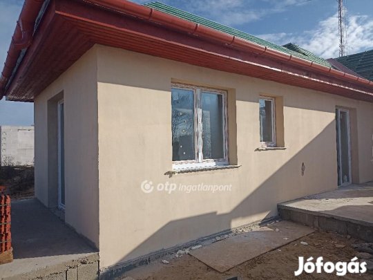 Fóti eladó 108 nm-es ház