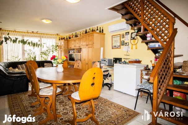 Főút menti birtok állattartásra, 10 hektár földdel