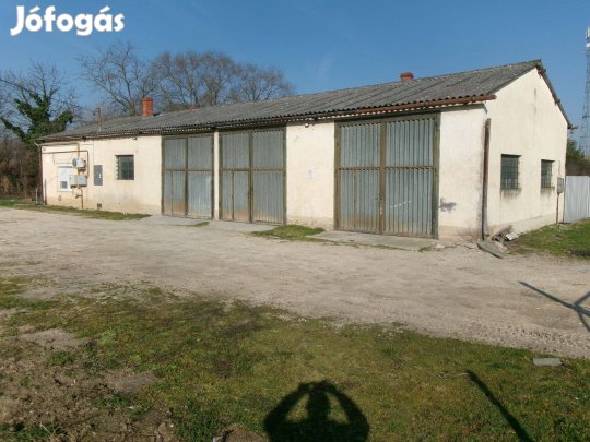Főútvonal mellett, raktár kiadó, fűthető irodával