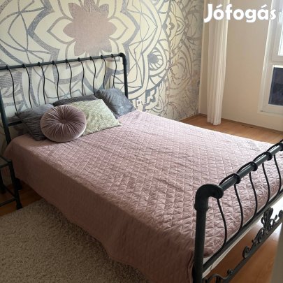 Francia ágy hozzáillő éjjeliszekrénnyel és matraccal