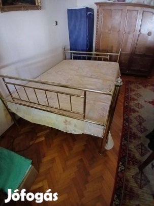 Francia ágy sárgaréz kerettel