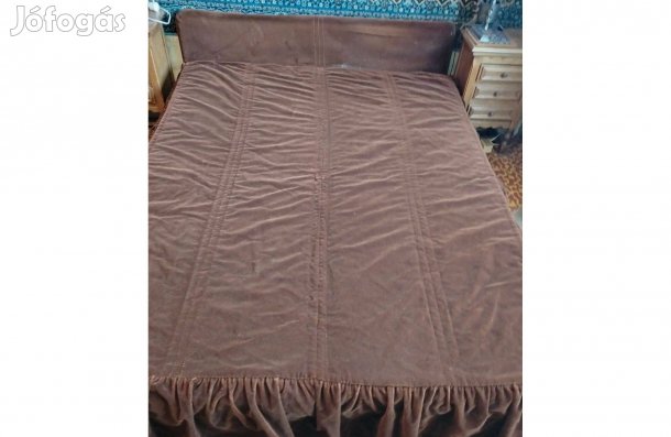 Franciaágy ágyterítővel