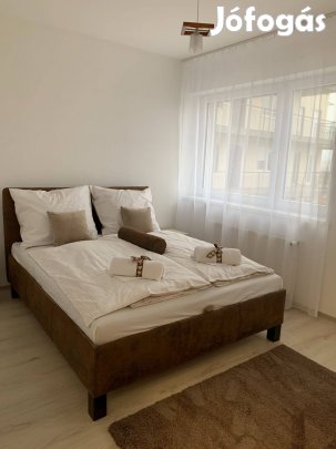 Franciaágy díszpárnákkal eladó