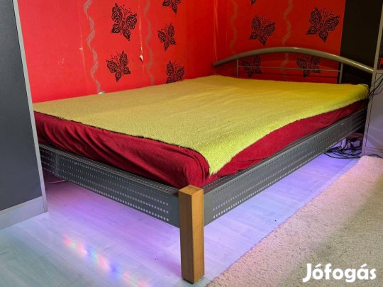 Franciaágy fém/fa szerkezetből, fa ágyráccsal, LED-RGB, ezüst színű !