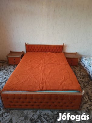 Franciaágy két éjjeliszekrényel