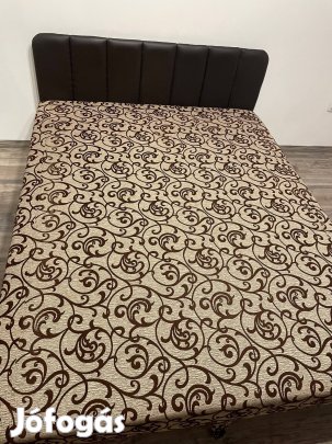 Franciaágy párnával