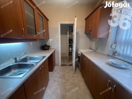 Frekventált környéken családi ház eladó!