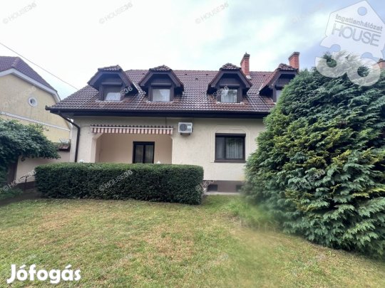 Frekventált környéken családi ház eladó!