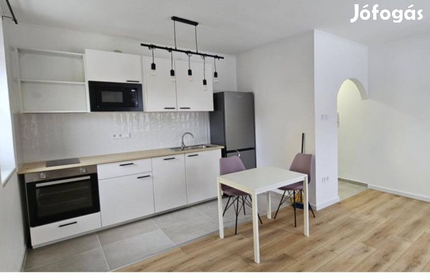 Frissen felújított kertvárosi garzon saját parkolóval