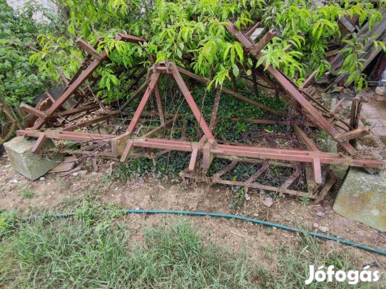 Függesztett 4 levelű borona