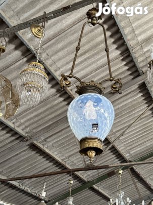Függő lámpa nagyon mutatós.