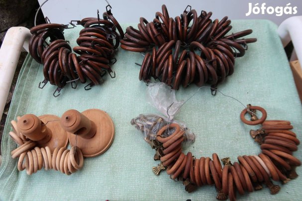 Fűggőnykarikák fából akasztókkal