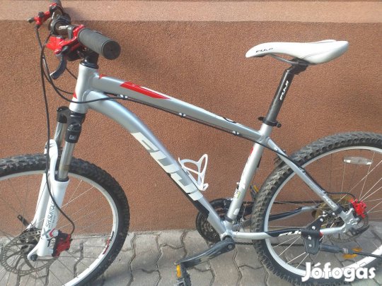 Fuji Nevada 3.0 hidraulikus tárcsafék alumínium vázas kerékpár,bicikli