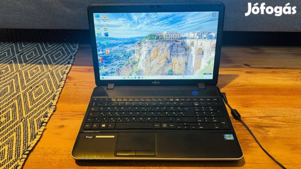 Fujitsu A512 windows 11, i3, ssd, 8gb laptop eladó