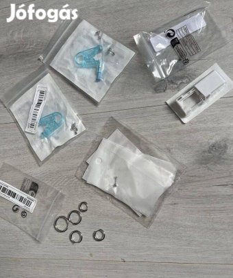 Fülbelővő fülbevalókkal újak