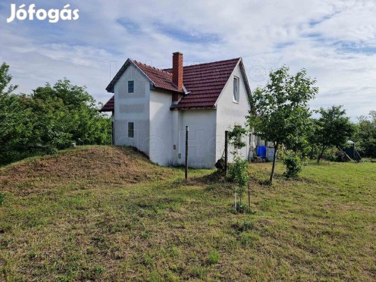 Füle és Balatonfőkajár közt eladó hétvégi házas ingatlan.