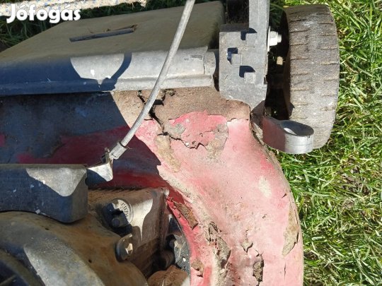 Fűnyíró alkatrésznek.