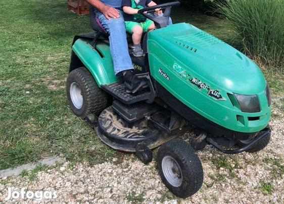 Fűnyíró traktor