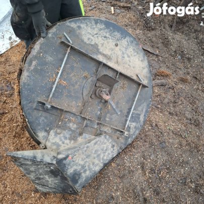 Fűnyíró traktor kaszaház