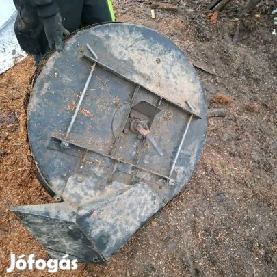 Fűnyíró traktor kaszaház 