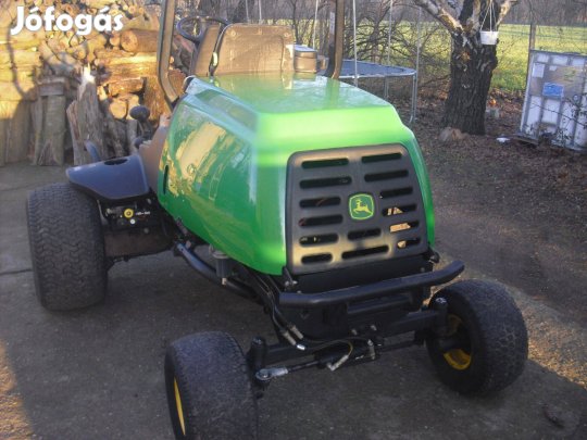 Fűnyirótraktor John-Deere 3235C