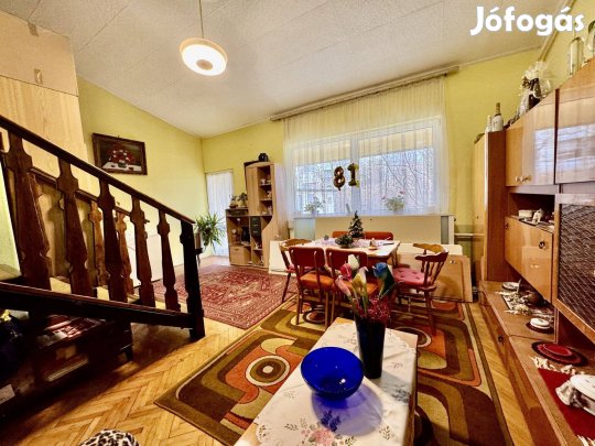 Fürdő közelében eladó sorház