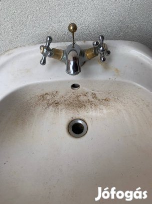 Fürdőszoba kézmosó csapteleppel