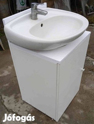 Fürdőszoba szekrény mosdókagylóval és csapteleppel