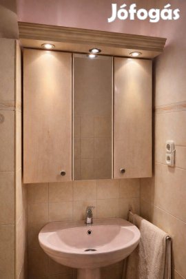 Fürdőszoba szekrény szett Eladó szekrény + mosdó