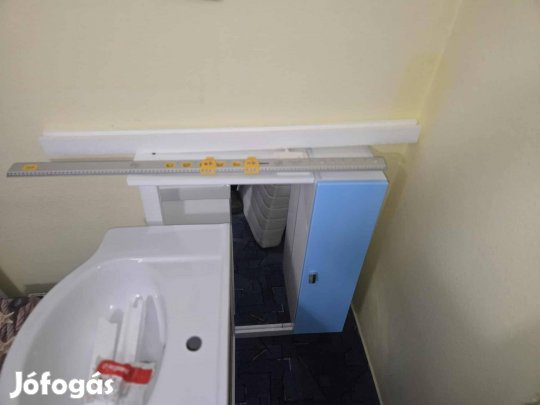 Fürdőszoba szekrény tükörrel és mosdó kagylóval.