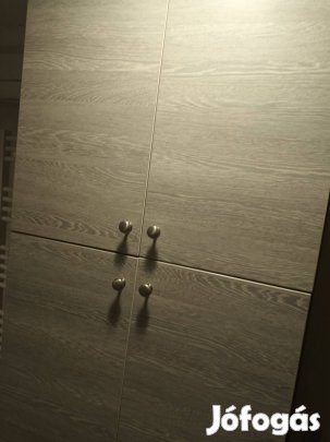 Fürdőszoba szekrény vízálló anyagból.