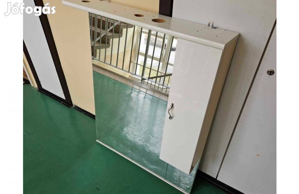 Fürdőszobai fali tükör kis szekrénnyel