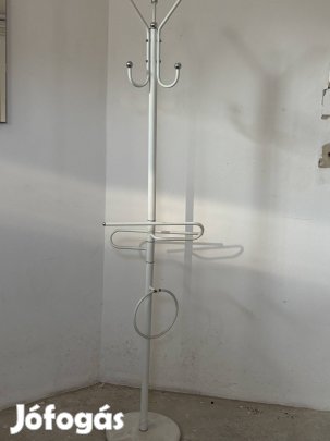 Fürdőszobai fehér fogas.