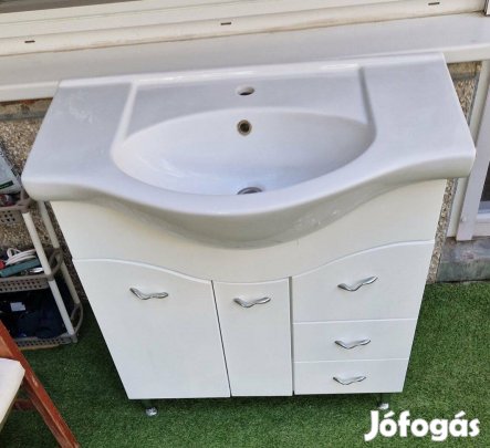 Fürdőszobai mosdó szekrénnyel