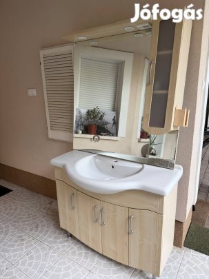 Fürdőszobai mosdószekrény tükörrel