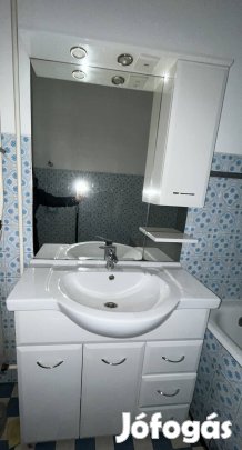 Fürdőszobai szekrény tükörrel