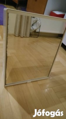 Fürdőszobai tükrös faliszekrény