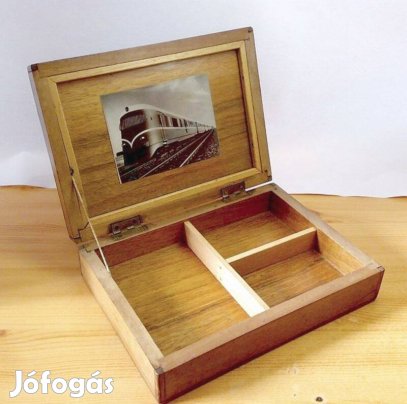 Furnérozott diófa ládika, mozdonyos fotóval, ékszeres, gyöngyöző
