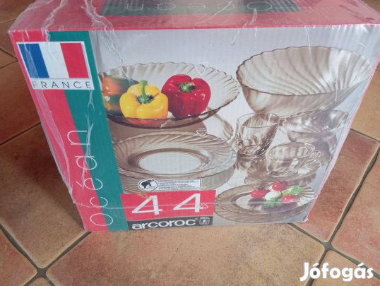 Füst szinű üveg étkészlet teljesen új eladó 44 darabos