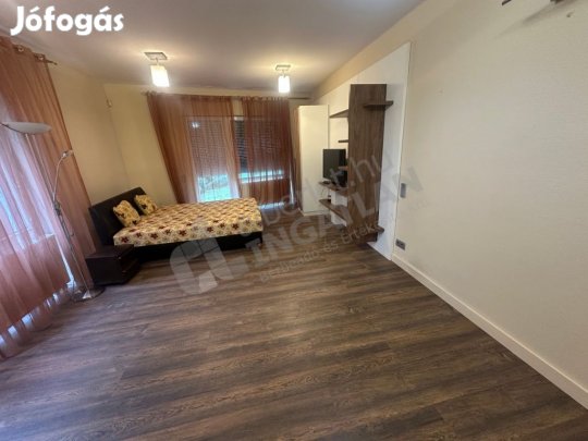 Futó utcában újszerű, nagy teraszos garzon kiadó