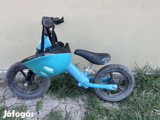 Futobicikli sisakkal